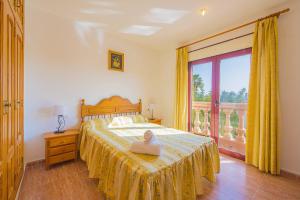 Un dormitorio con una cama y una ventana grande en Villa Lina - PlusHolidays, en Calpe 27 fotos más