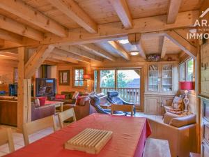 ル・グラン・ボルナンにあるChalet Le Grand-Bornand, 8 pièces, 11 personnes - FR-1-391-22の大きな木製天井のログキャビンリビングルーム