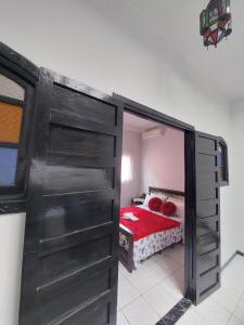 マラケシュにあるRiad Al Nakhilのベッドのある寝室に通じるドア