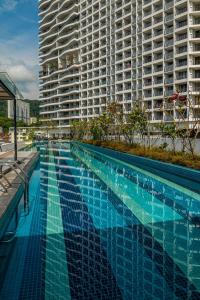 ein großer Pool vor einem großen Gebäude in der Unterkunft Family Seaview Suite with 3 Rooms by The Only Bnb in Tanjong Tokong