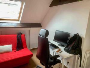 Μια τηλεόραση ή/και κέντρο ψυχαγωγίας στο Cozy Appartment near Paris - Donizetti +8 φωτογραφίες