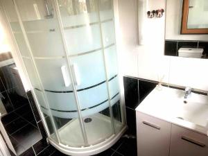 Ένα μπάνιο στο Cozy Appartment near Paris - Donizetti