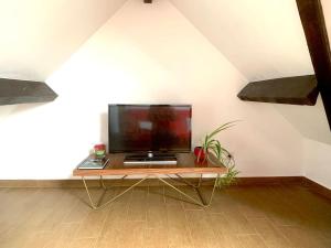 Μια τηλεόραση ή/και κέντρο ψυχαγωγίας στο Cozy Appartment near Paris - Donizetti