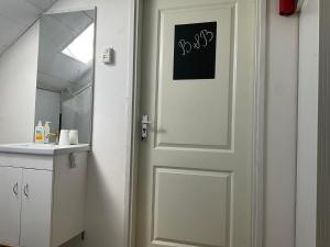 porta bianca in bagno con specchio di B&B Holiday-44 a Enkhuizen