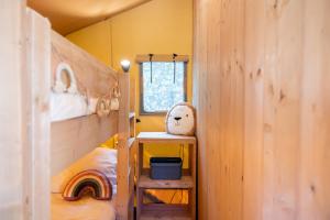 a small bedroom with a bunk bed and a ladder at Sahara Stay in Vluchtenburg