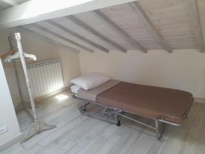 Habitación hospitalaria con cama y lámpara en AMA AFFITTACAMERE en Albenga
