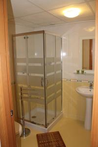 uma casa de banho com uma cabina de duche em vidro e um lavatório. em Appartement tout confort, Rez-de chaussée,3 chambres, 2 salles de bain em Sant Jordi