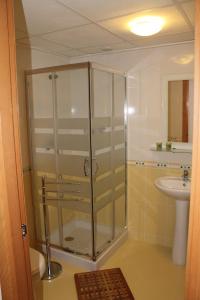 łazienka z przeszkloną kabiną prysznicową i umywalką w obiekcie Appartement tout confort, Rez-de chaussée,3 chambres, 2 salles de bain w mieście Sant Jordi