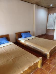 2 Einzelbetten in einem Zimmer mit in der Unterkunft Topp Villa Garden in Pai