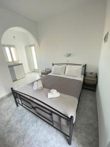 A bed or beds in a room at M.G. Hotel Studio & Apts