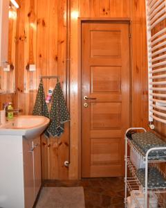 Haus Dragan في Grahovo: حمام وباب خشبي ومغسلة
