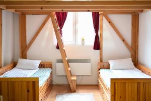 two beds in a room with a window at Tri bagrema KM in Mokra Gora