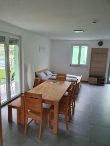 een eetkamer met een tafel en stoelen en een bank bij Gästehaus Martha in Rust