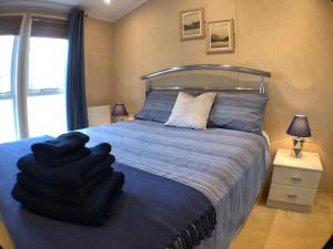 ein Schlafzimmer mit einem großen Bett mit einer blauen Decke in der Unterkunft Whitwell and Reepham Station - GEORGIE in Reepham