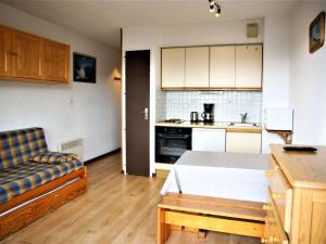 salon z kanapą i kuchnią w obiekcie Studio cabine fermée, 4 couchages, balcon ensoleillé, au pied des pistes - Auris en Oisans - FR-1-297-306 w mieście Auris