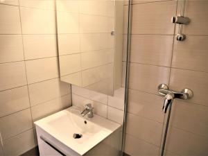 łazienka z umywalką i prysznicem w obiekcie Studio cabine fermée, 4 couchages, balcon ensoleillé, au pied des pistes - Auris en Oisans - FR-1-297-306 w mieście Auris