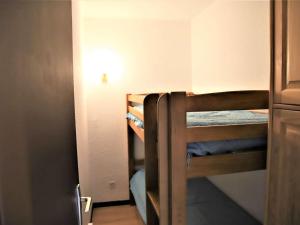 mały pokój z dwoma łóżkami piętrowymi w obiekcie Studio cabine fermée, 4 couchages, balcon ensoleillé, au pied des pistes - Auris en Oisans - FR-1-297-306 w mieście Auris