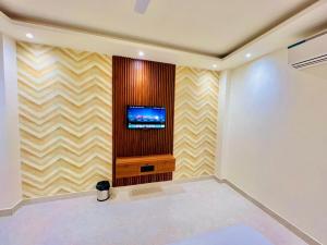 a room with a television on a wall at Hotel RIVERB in New Delhi