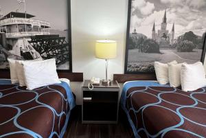 Postel nebo postele na pokoji v ubytování Super 8 by Wyndham Slidell