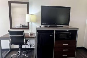 TV a/nebo společenská místnost v ubytování Super 8 by Wyndham Slidell