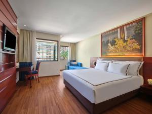 TV a/nebo společenská místnost v ubytování Novotel Phuket Vintage Park Resort