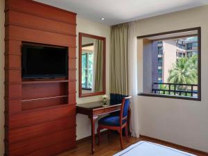 TV a/nebo společenská místnost v ubytování Novotel Phuket Vintage Park Resort