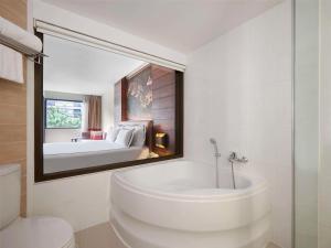 Koupelna v ubytování Novotel Phuket Vintage Park Resort