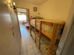 pokój z łóżkiem piętrowym i korytarzem w obiekcie Studio cabine avec piscine à Saint-Cyprien, plage à 50m - FR-1-106-76 w mieście Saint-Cyprien