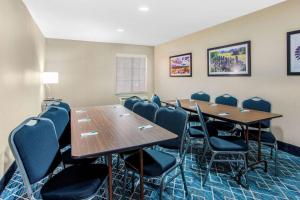 uma sala de conferências com mesas e cadeiras em La Quinta by Wyndham Hillsboro em Hillsboro