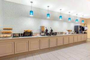uma cafetaria com um balcão longo com luzes azuis em La Quinta by Wyndham Hillsboro em Hillsboro