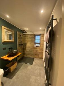 ein Bad mit einem Waschbecken und einem WC. in der Unterkunft Mountain View Lodge in Bergen