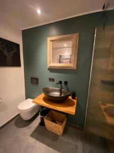a bathroom with a sink and a toilet at Mountain View Lodge in Bergen