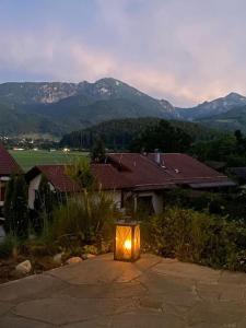 ein Licht in einem Hof mit Bergen im Hintergrund in der Unterkunft Mountain View Lodge in Bergen