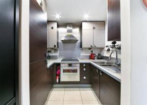 Kitchen o kitchenette sa River views 10 min Canary Whrf o2 Excl