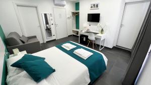 sypialnia z dużym łóżkiem, biurkiem i krzesłem w obiekcie Soave Rooms w mieście Neapol