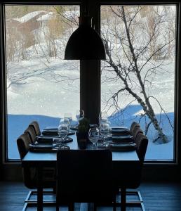 Un restaurant sau alt loc unde se poate mânca la Brand new cabin on the sunny side of Gaustatoppen with a great view