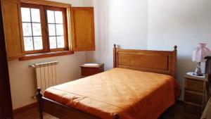 - une chambre avec un lit et une fenêtre dans l'établissement Casa Cosme, à Braga