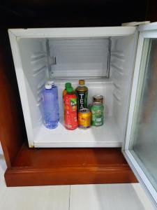- un réfrigérateur rempli de bouteilles de boissons dans l'établissement Hotel Phú Sĩ, à Hô-Chi-Minh-Ville