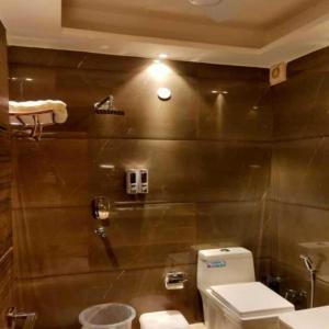 Hotel Joylife- Chottu Ram Chowk Rohtak Haryana的一间浴室