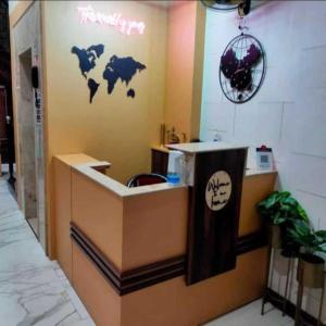 Hotel Joylife- Chottu Ram Chowk Rohtak Haryana في Rohtak: كاونتر في مطعم مع خريطة العالم على الحائط