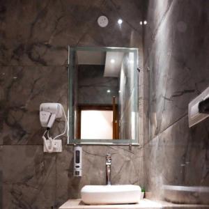 Hotel Joylife- Chottu Ram Chowk Rohtak Haryana的一间浴室