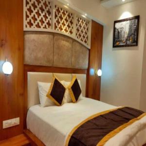 Hotel Joylife- Chottu Ram Chowk Rohtak Haryana客房内的一张或多张床位