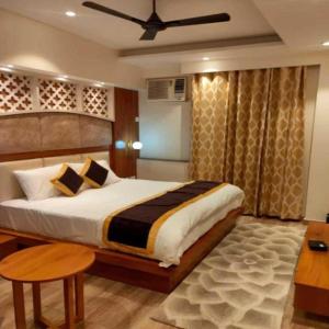 Hotel Joylife- Chottu Ram Chowk Rohtak Haryana客房内的一张或多张床位