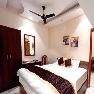Hotel Joylife- Chottu Ram Chowk Rohtak Haryana客房内的一张或多张床位