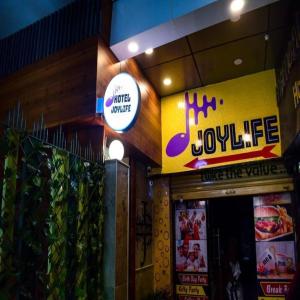 Hotel Joylife- Chottu Ram Chowk Rohtak Haryana的证书、奖牌、标识或其他文件