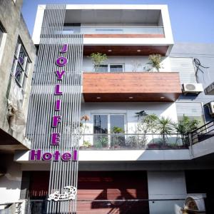 Hotel Joylife- Chottu Ram Chowk Rohtak Haryana في Rohtak: مبنى عليه لافته الفندق