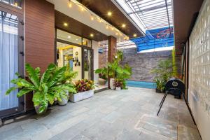 un vestíbulo de un edificio con macetas en Rosemary Villa Hồ Bơi rộng, yên bình, en Da Nang