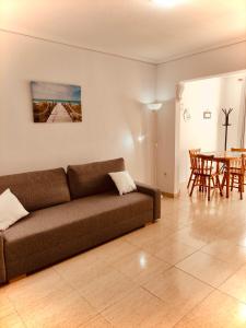 sala de estar con sofá y mesa en Refugio de Tranquilidad en Gran Alacant, en Gran Alacant