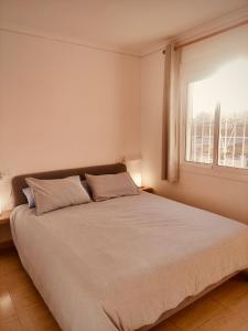 1 dormitorio con 1 cama grande y ventana en Refugio de Tranquilidad en Gran Alacant, en Gran Alacant
