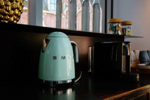 a green appliance sitting on top of a counter at Logementen Dokkum in Dokkum